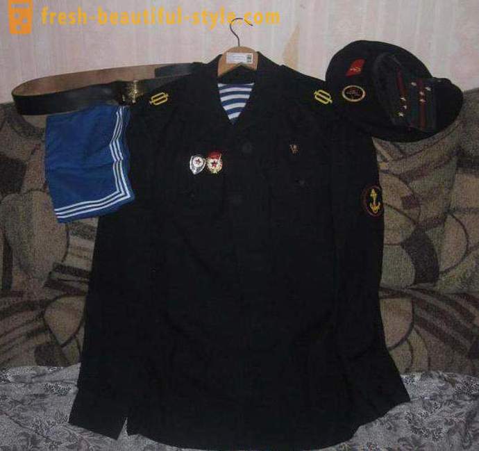 Uniforme casual e vestido da Marinha
