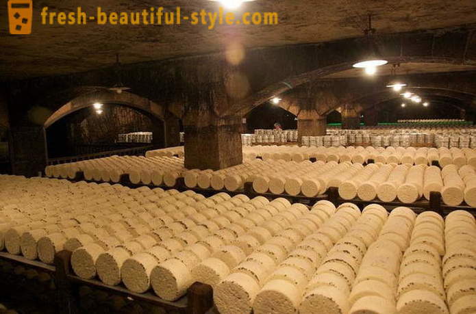 O processo de queijo Roquefort francês a partir de receitas antigas fabricação