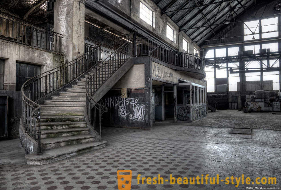 Ande através da fábrica abandonada na Bélgica