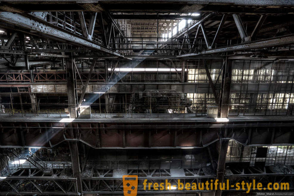 Ande através da fábrica abandonada na Bélgica