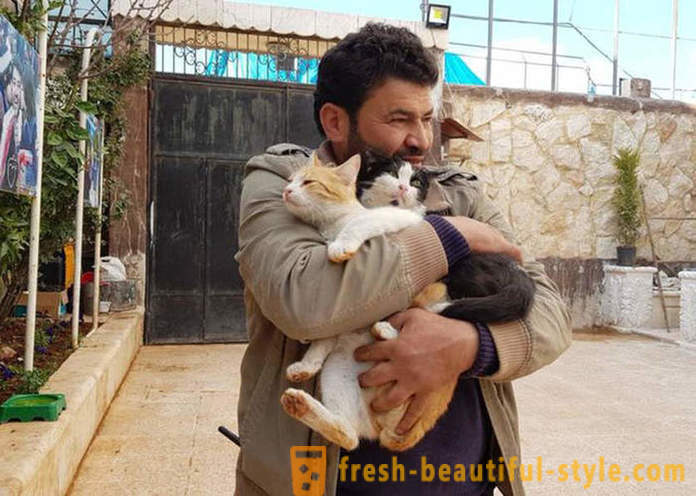 O homem permaneceu no Aleppo devastada pela guerra para cuidar de animais abandonados