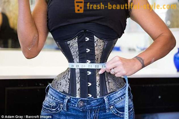 Mulher americana com uma cintura incrivelmente fino 23 horas por dia é um espartilho especial