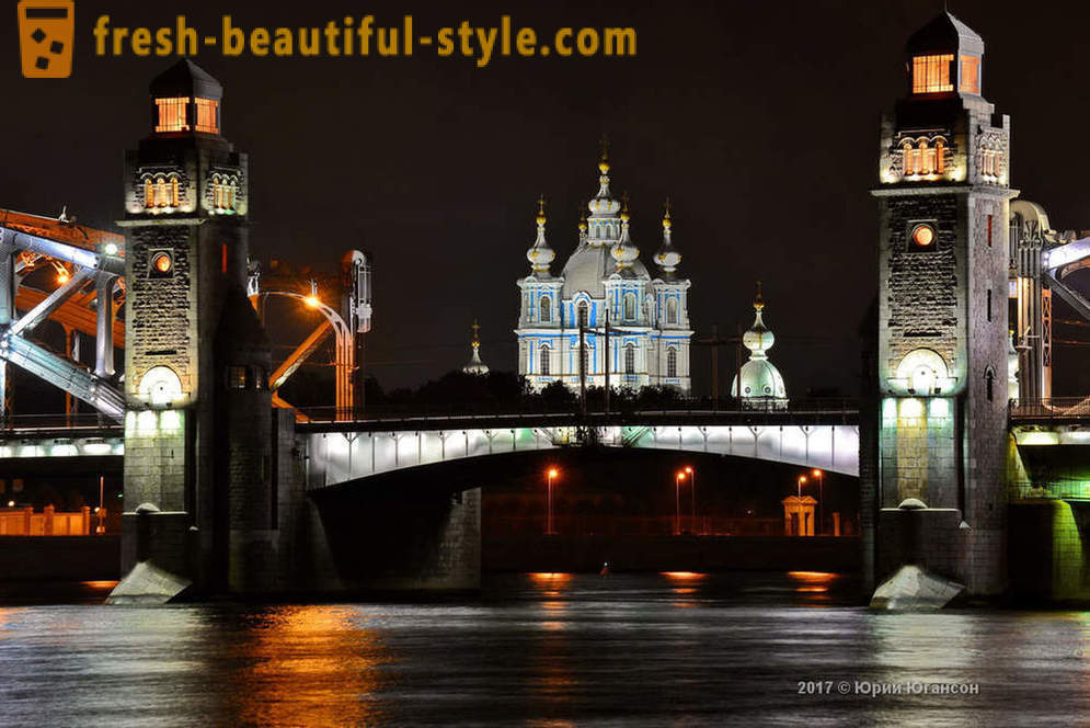 Beleza mágica de pontes St. Petersburg