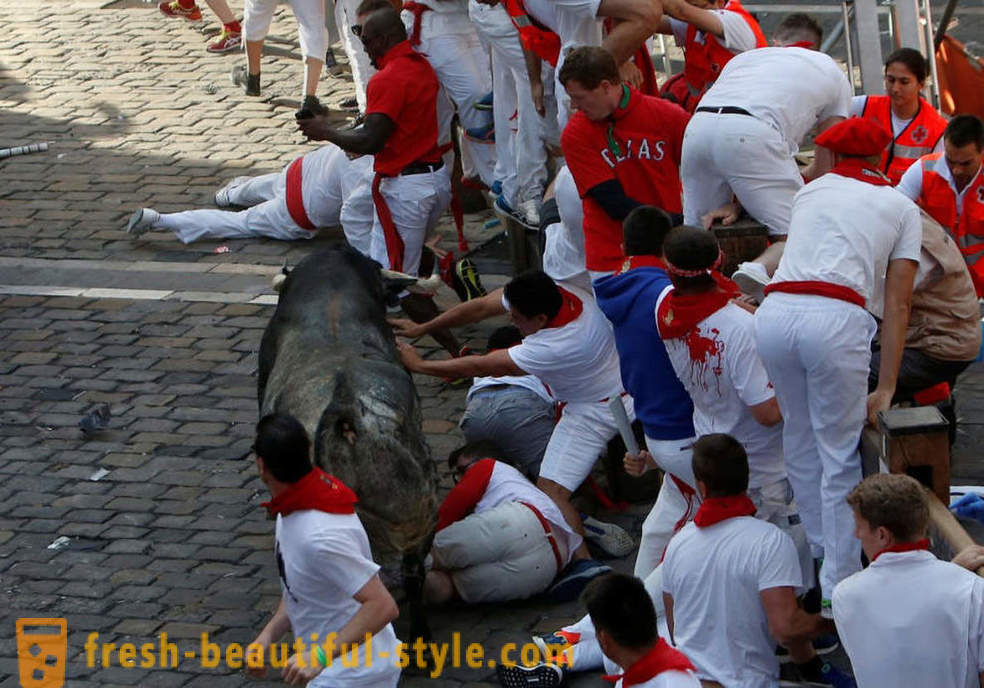 Como foi a corrida anual de touros em Pamplona, ​​Espanha
