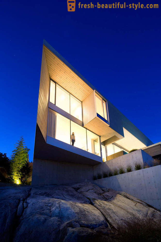 A arquitetura e interior da casa pelo oceano em West Vancouver