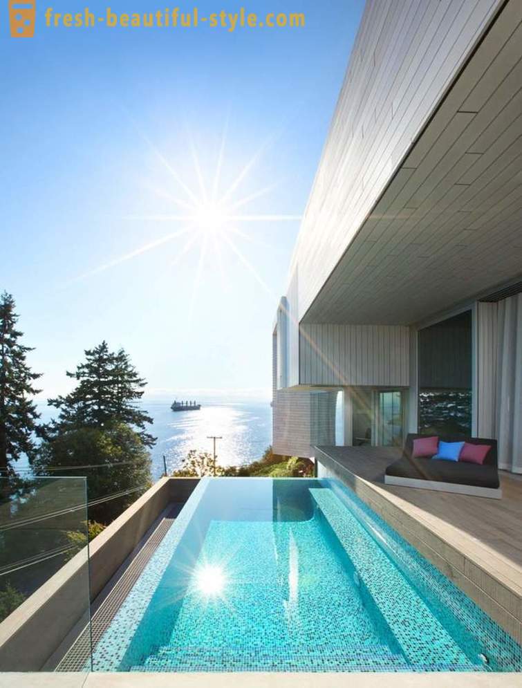 A arquitetura e interior da casa pelo oceano em West Vancouver