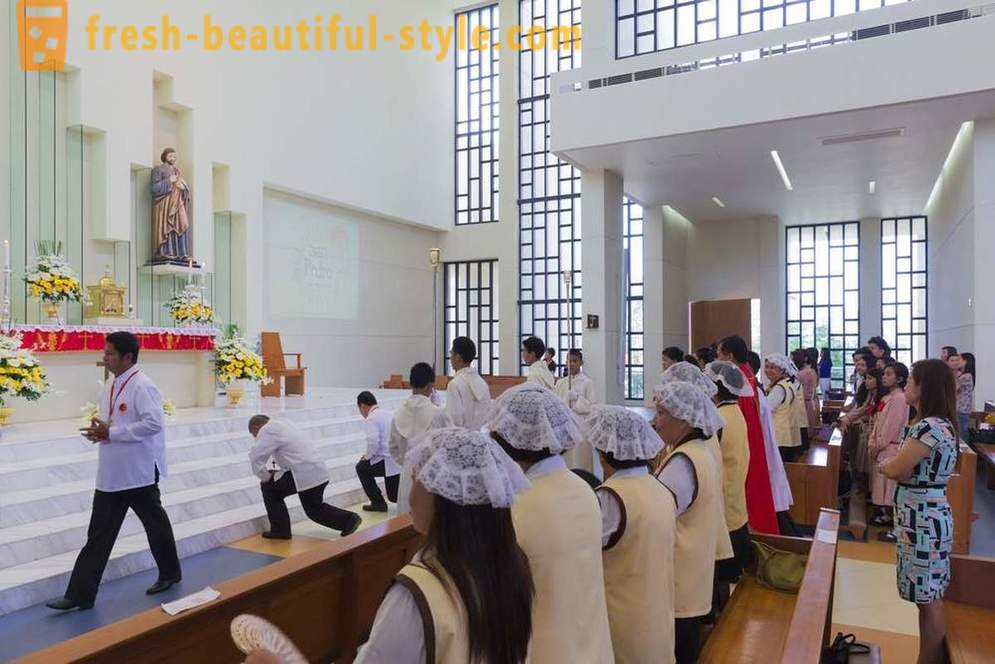 Nas Filipinas, construiu as paredes da igreja 100