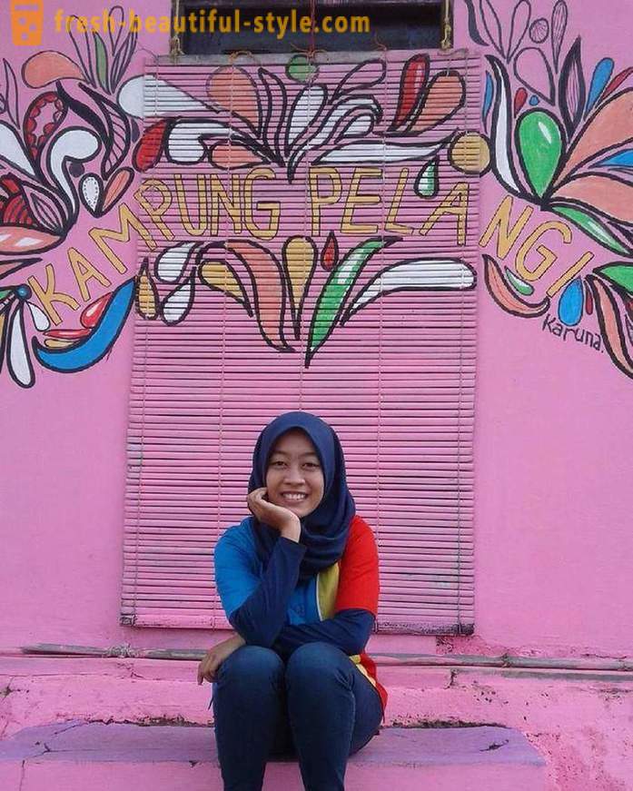Casas na vila indonésia pintada em todas as cores do arco-íris