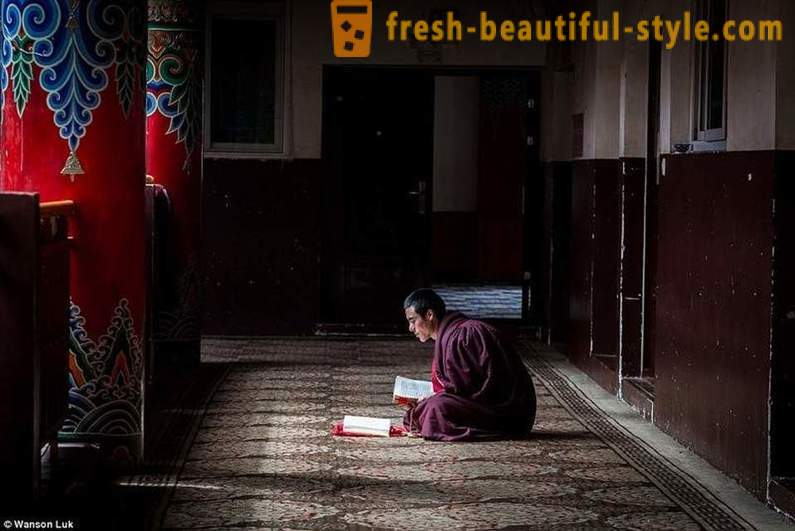 O maior budista Academy no mundo para 40.000 monges TV banido, mas permitiu iPhones