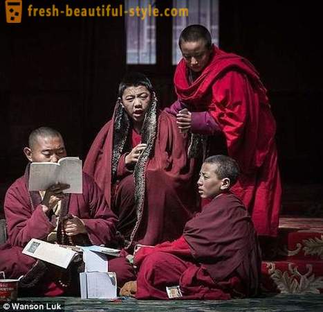 O maior budista Academy no mundo para 40.000 monges TV banido, mas permitiu iPhones