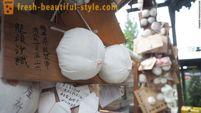 No Japão, há um templo dedicado ao peito feminino, e isso é bom