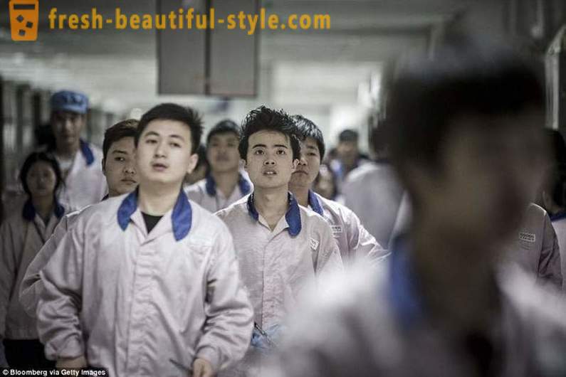 A imprensa britânica mostrou a vida diária de pessoas que monta o iPhone na China