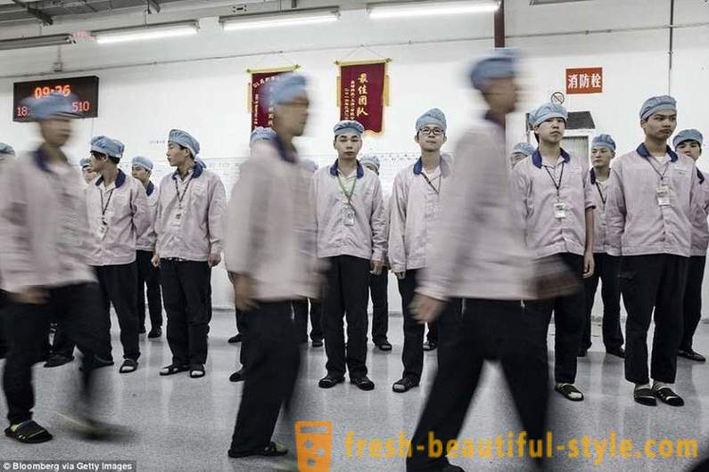 A imprensa britânica mostrou a vida diária de pessoas que monta o iPhone na China