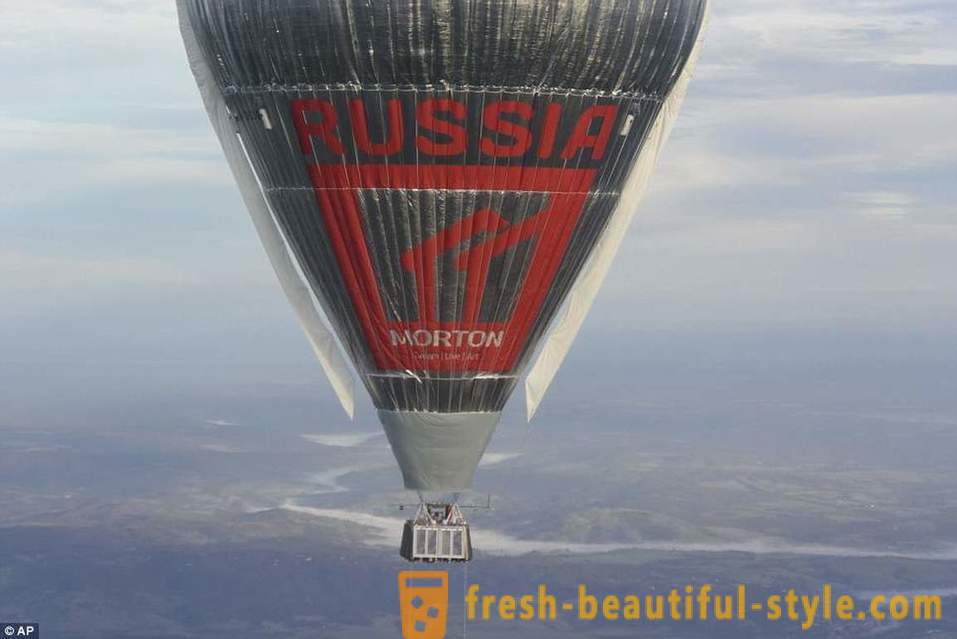 Padre russo Fedor Konyukhov estabeleceu um recorde mundial para a turnê mundial em um balão