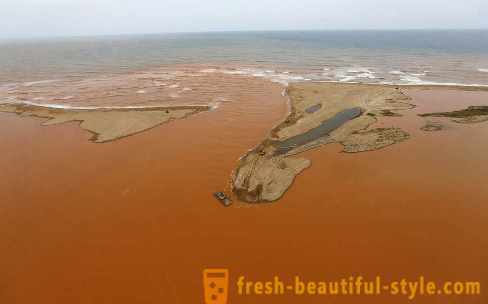 A lama vermelha no Oceano Atlântico