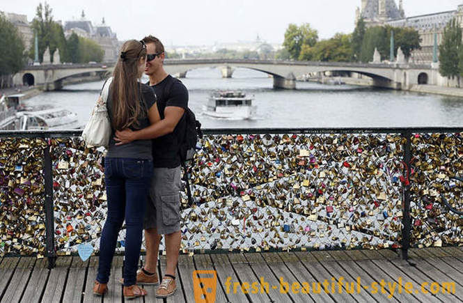 Milhões de provas de amor retirados das Pont des Arts em Paris