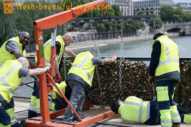 Milhões de provas de amor retirados das Pont des Arts em Paris