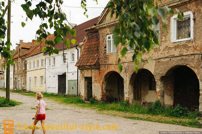 Caminhar através da antiga cidade alemã da região de Kaliningrad