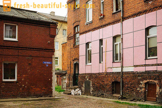 Caminhar através da antiga cidade alemã da região de Kaliningrad