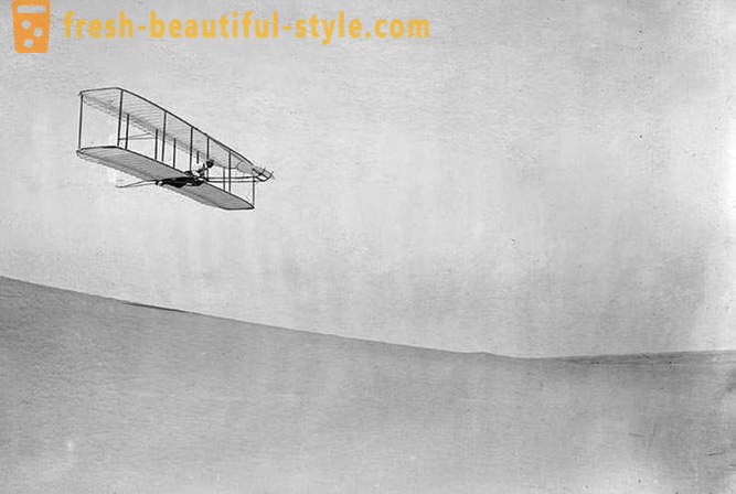 O primeiro vôo tripulado por avião