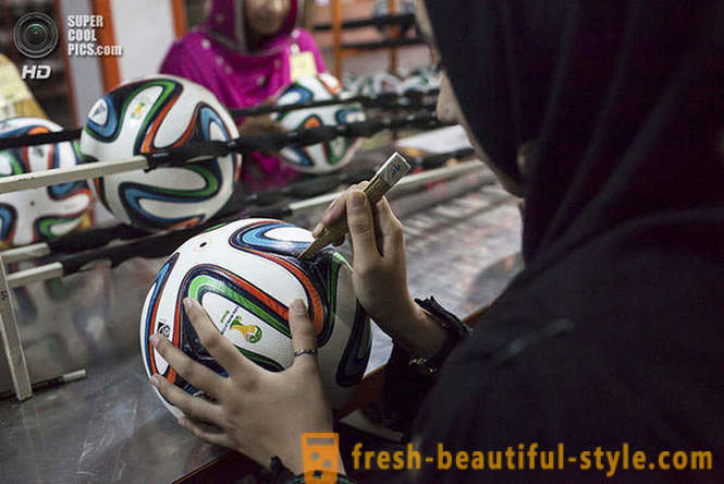 Produção de 2014 bolas oficiais da Copa do Mundo no Paquistão
