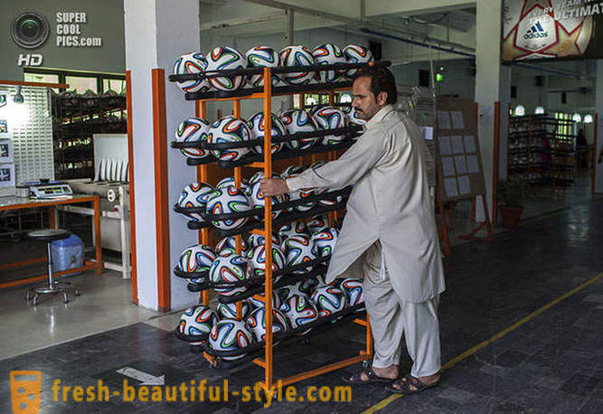 Produção de 2014 bolas oficiais da Copa do Mundo no Paquistão