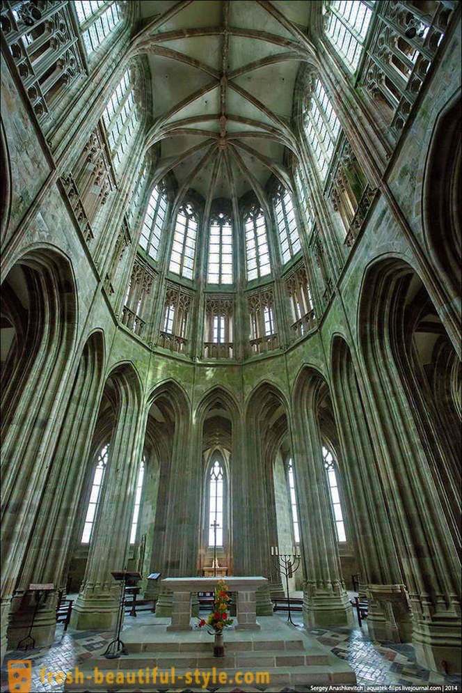 Excursão para a ilha-fortaleza de Normandy entre a areia movediça