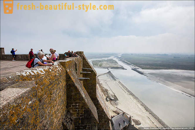 Excursão para a ilha-fortaleza de Normandy entre a areia movediça