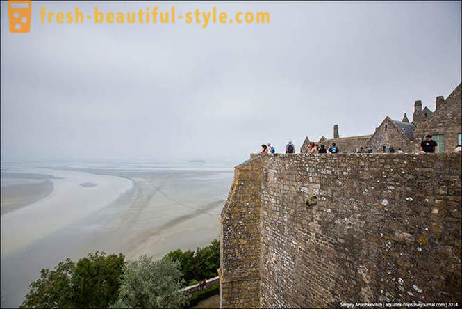 Excursão para a ilha-fortaleza de Normandy entre a areia movediça