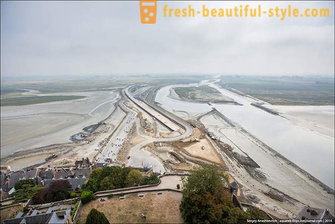 Excursão para a ilha-fortaleza de Normandy entre a areia movediça