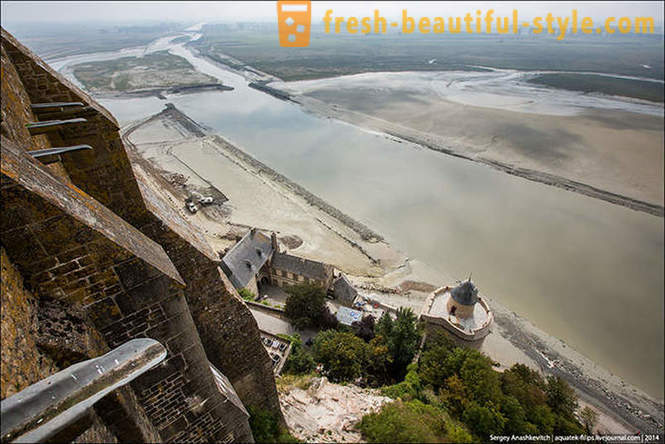 Excursão para a ilha-fortaleza de Normandy entre a areia movediça