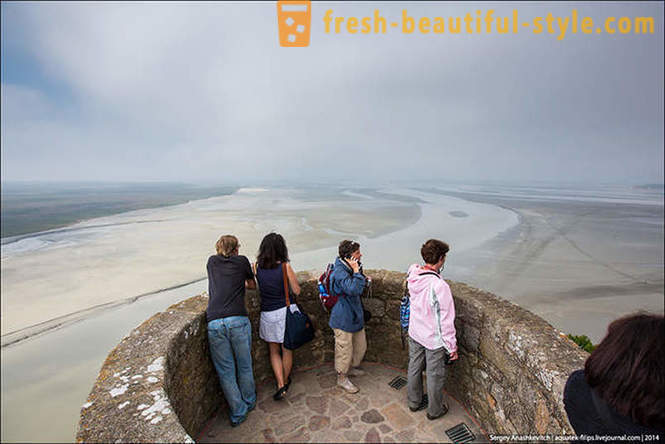 Excursão para a ilha-fortaleza de Normandy entre a areia movediça