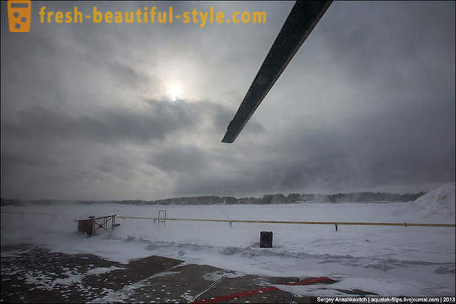 Voar de helicóptero Mi-8 em Surgut neve