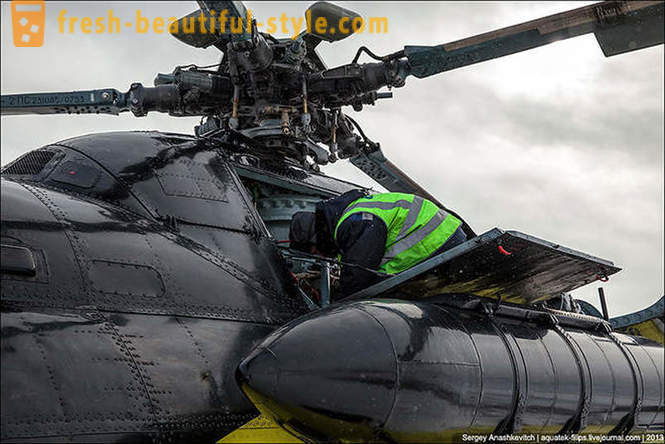 Voar de helicóptero Mi-8 em Surgut neve