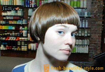 Corte de cabelo para cabelo curto com franja curta. cortes de cabelo das mulheres populares