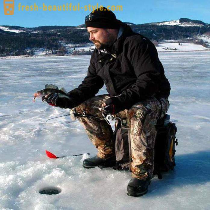 Pesca do inverno no rio Ob em Barnaul