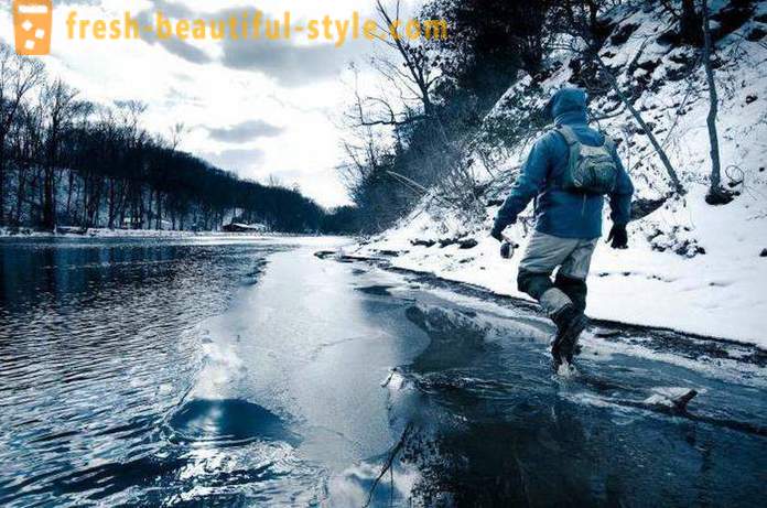 Pesca do inverno no rio Ob em Barnaul