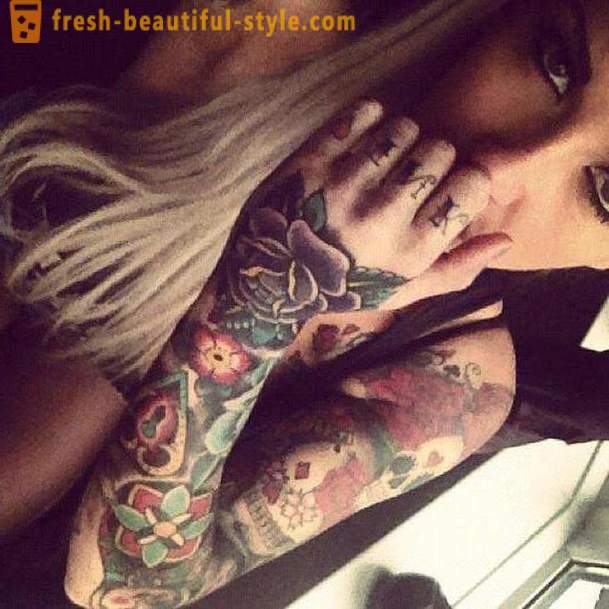 Tatuagem das mulheres em seu braço: expressão atraente