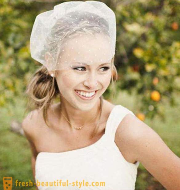 Penteado do casamento para cabelos médios com um véu com as mãos (foto)