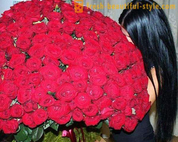 Bouquet de rosas bonitas em um presente