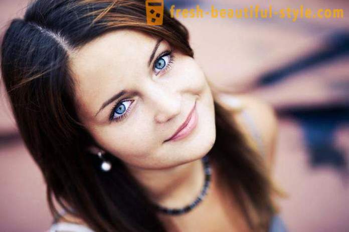Brunette com olhos azuis - uma combinação inesperada e maravilhosa