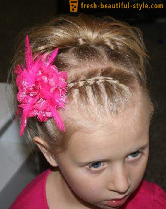 Penteados de férias para cabelos médios com as mãos (ver foto). penteado de festa de crianças para o cabelo médio