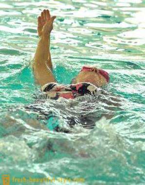 Como um adulto aprender a nadar por conta própria?