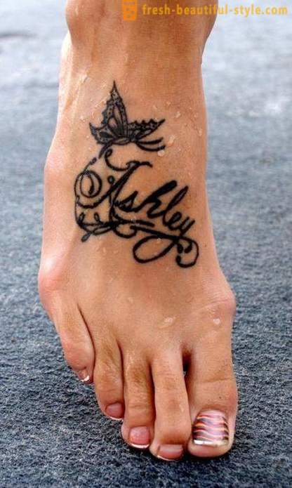 Tatuagem em seus pés - uma pequena brincadeira das mulheres