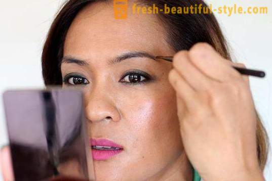 Meios para a criação da maquiagem perfeita: sobrancelhas sombra para os olhos